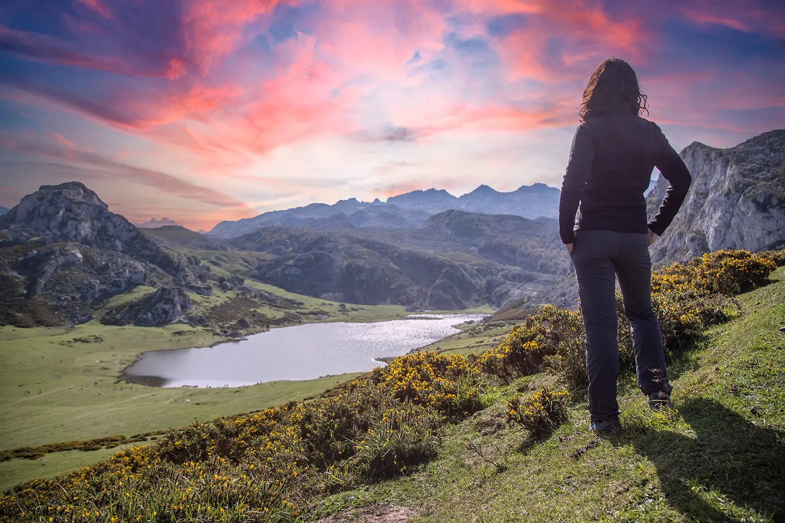 Imagen de una Joven admirando los lagos de covadonga en asturias